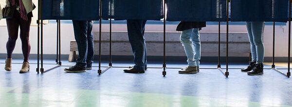 People vote at a polling station in the first round of the French presidential election - Sputnik Moldova-România