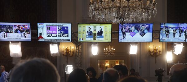 People look at TV screens displaying the results of the first round of the presidential election, on April 23, 2017, at the interior ministry in Paris. - Sputnik Молдова