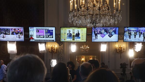 People look at TV screens displaying the results of the first round of the presidential election, on April 23, 2017, at the interior ministry in Paris. - Sputnik Молдова