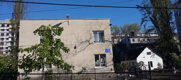 Lângă liceul Iulia Hașdeu din Chișinău un stâlp cu fire electrice ar putea să cadă în orice moment, iar altul deja a strivit un automobil - Sputnik Moldova