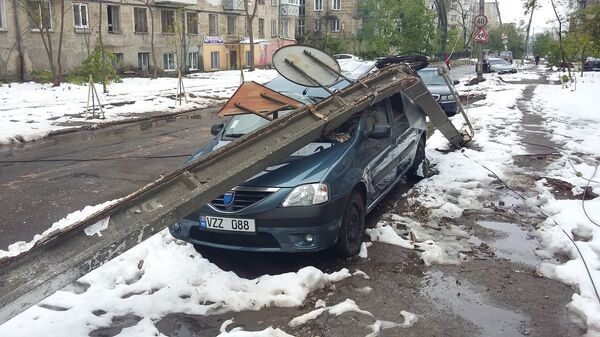 Lângă liceul Iulia Hașdeu din Chișinău un stâlp cu fire electrice ar putea să cadă în orice moment, iar altul deja a strivit un automobil Lângă liceul Iulia Hașdeu din Chișinău un stâlp cu fire electrice ar putea să cadă în orice moment, iar altul deja a strivit un automobil - Sputnik Moldova