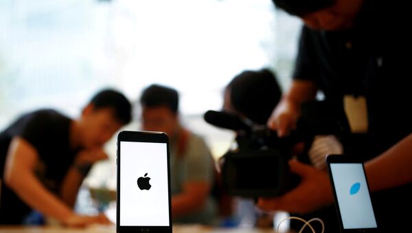 Members of the media film the new iPhone 7 at an Apple store in Beijing, China, September 16, 2016 - Sputnik Moldova-România