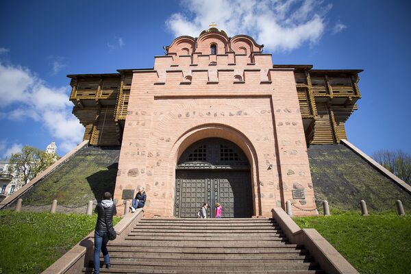 Золотые ворота - один из немногих памятников оборонного зодчества Древнерусского государства - Sputnik Молдова