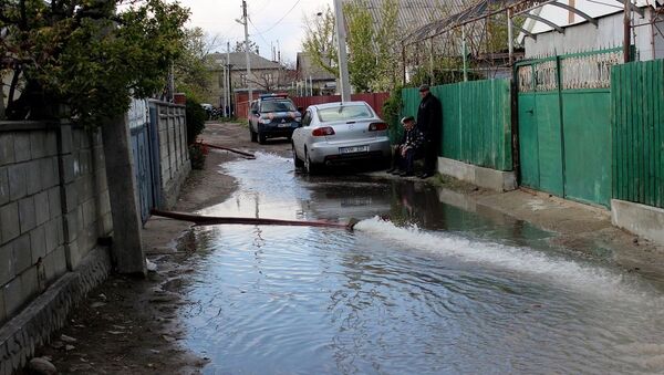 Спасатели откачивают воду из домов в Комрате - Sputnik Молдова