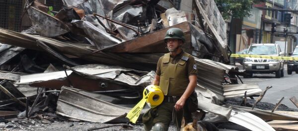 Карабинеры на улицах города Консепсьон в Чили, пострадавшего от землетрясения Карабинеры на улицах города Консепсьон в Чили, пострадавшего от землетрясения - Sputnik Moldova-România