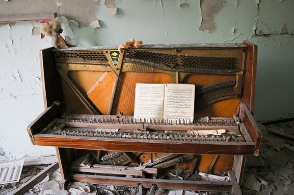 Разбитый рояль в одной из школ Припяти - Sputnik Молдова
