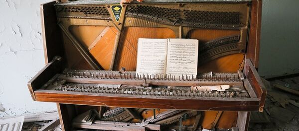 Разбитый рояль в одной из школ Припяти, архивное фото.  - Sputnik Молдова