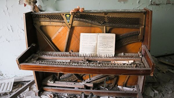 Разбитый рояль в одной из школ Припяти - Sputnik Молдова