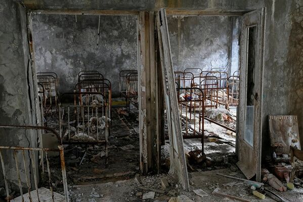 Кроватки в детском саду города Припяти, покинутого жителями после взрыва на Чернобыльской АЭС - Sputnik Молдова