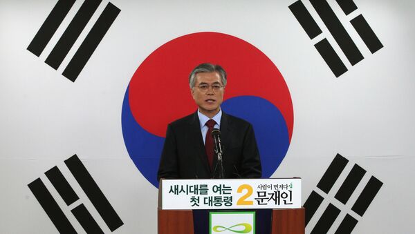 Opposition Democratic United Party's presidential candidate Moon Jae-in speaks in front of a national flag during a press conference at the party's headquarters in Seoul, South Korea. (File) - Sputnik Moldova-România