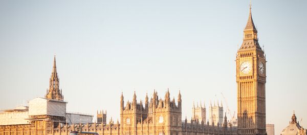'Migrants Welcome Here' banner hanging over Westminster Bridge, London - Sputnik Moldova-România