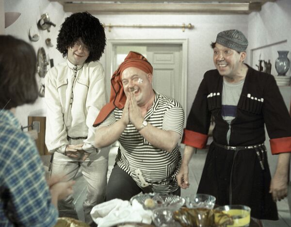 Георгий Вицин в роли Труса, Юрий Никулин в роли Балбеса и Евгений Моргунов в роли Бывалого в художественном фильме Кавказская пленница - Sputnik Молдова