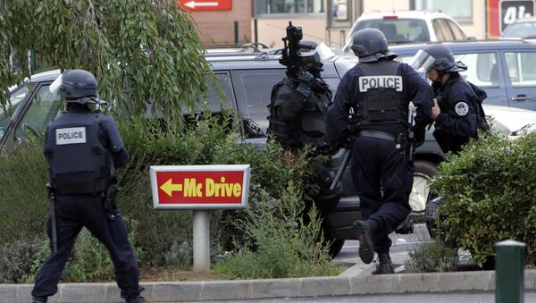 Ofițerii de poliție înconjoară restaurantul McDonald's, poză simbol - Sputnik Moldova