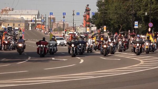 Тысячи байкеров промчались по улицам Петербурга. Кадры мотопарада Harley Days - Sputnik Молдова