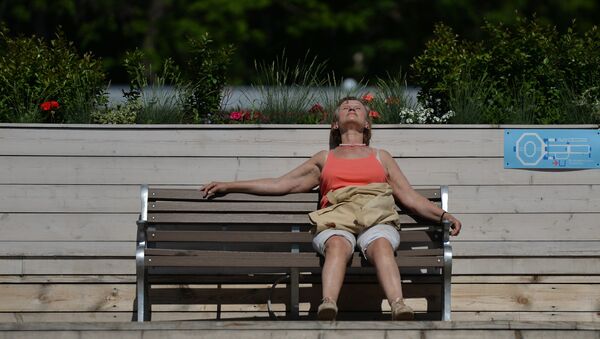 Женщина отдыхает на скамейке - Sputnik Молдова