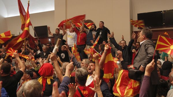 Protestors shout after entering into the parliament building in Skopje, Macedonia, Thursday, April 27, 2017. - Sputnik Moldova-România