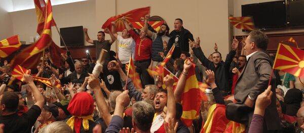 Protestors shout after entering into the parliament building in Skopje, Macedonia, Thursday, April 27, 2017. - Sputnik Moldova-România