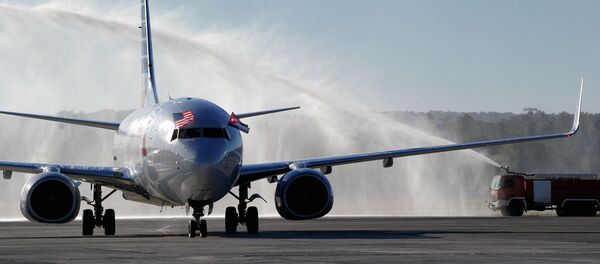 An American Airlines plane arrives at Jose Marti International Airport becoming the first Miami-Havana commercial flight in 50 years, coinciding with the beginning of the tributes to late Cuban leader Fidel Castro, on November 28, 2016 in Havana - Sputnik Moldova-România