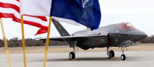 Флаги США, Эстонии и НАТО рядом с истребителем F-35A Lightning II ВВС США на авиабазе Эмари Флаги США, Эстонии и НАТО рядом с истребителем F-35A Lightning II ВВС США на авиабазе Эмари - Sputnik Молдова
