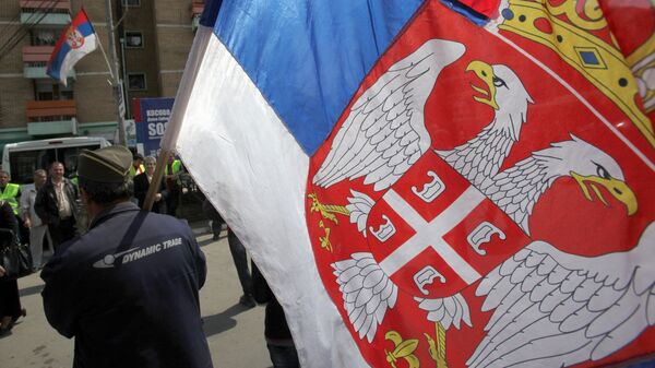 Kosovo Serb caring Serbian flag during the protest against recognition of Kosovo as an independent state, in the northern Serb-dominated part of the ethnically divided town of Mitrovica, Kosovo, Monday, April 22, 2013 - Sputnik Moldova-România