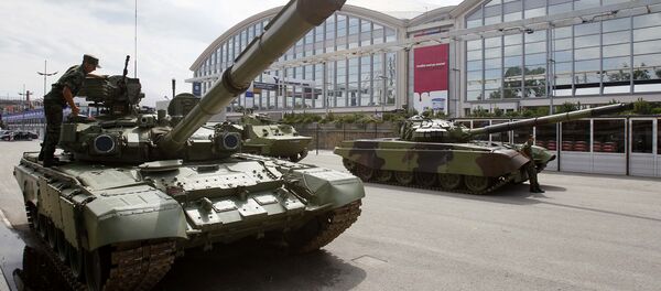 A Serbian army soldier inspects an M-84 battle tank during a defense fair, in Belgrade, Serbia, Tuesday, June 28, 2011 - Sputnik Moldova-România