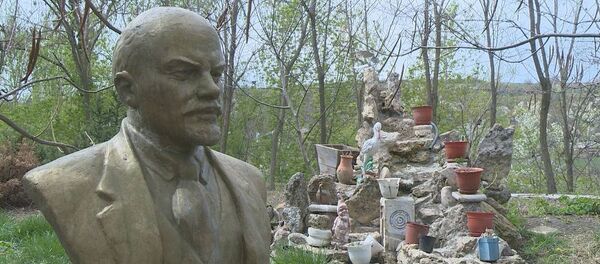 Бюст Владимиру Ленину в селе Кукурузены - Sputnik Молдова
