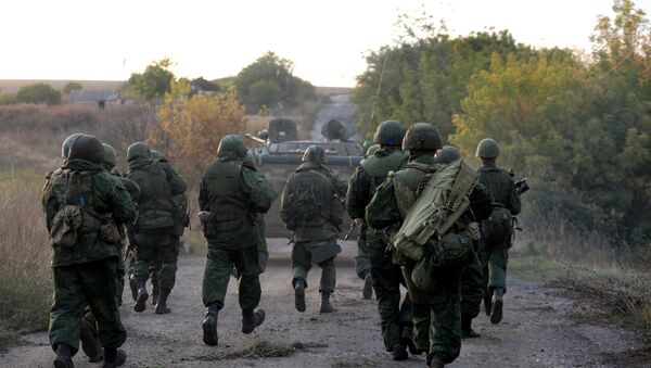 Pro-Russian  troops leave their position during withdrawal in the village of Petrovske, some 50 km from Donetsk, on October 3, 2016 - Sputnik Moldova-România