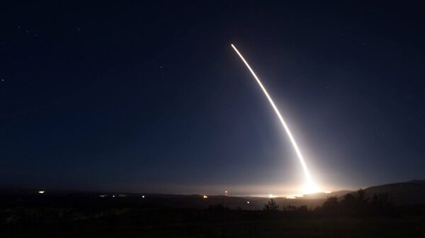 In this photo provided by U.S. Air Force, an unarmed Minuteman III intercontinental ballistic missile launches during an operational test on Saturday, Feb. 20, 2016 at Vandenberg Air Force Base, California. - Sputnik Moldova-România