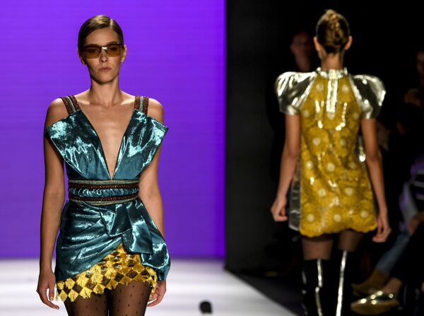 Платья испанского дизайнера Кусто Барселоны во время Недели моды в Боготе - Sputnik Молдова
