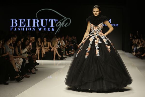 Модель демонстрирует платье ливанского модельера Абеда Махфуза во время Недели моды в Бейруте - Sputnik Молдова