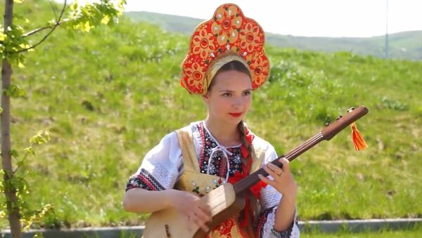 Девушка-оркестр из Бишкека исполняла киргизские народные мелодии на комузе - Sputnik Молдова