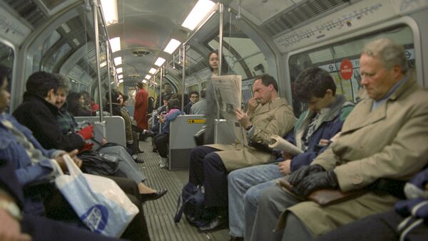 В вагоне лондонского метро - Sputnik Moldova-România