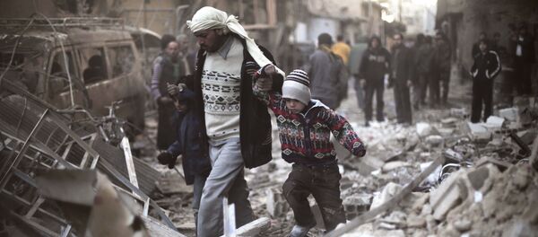 Man walks with a pair of children in hand hand through the rubble in Eastern Ghouta, Syria (File) - Sputnik Moldova-România
