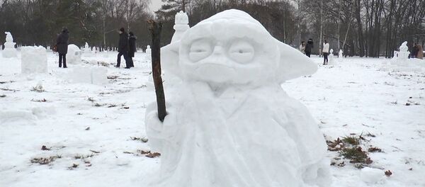 Снеговик в виде мастера Йоды Снеговик в виде мастера Йоды - Sputnik Молдова