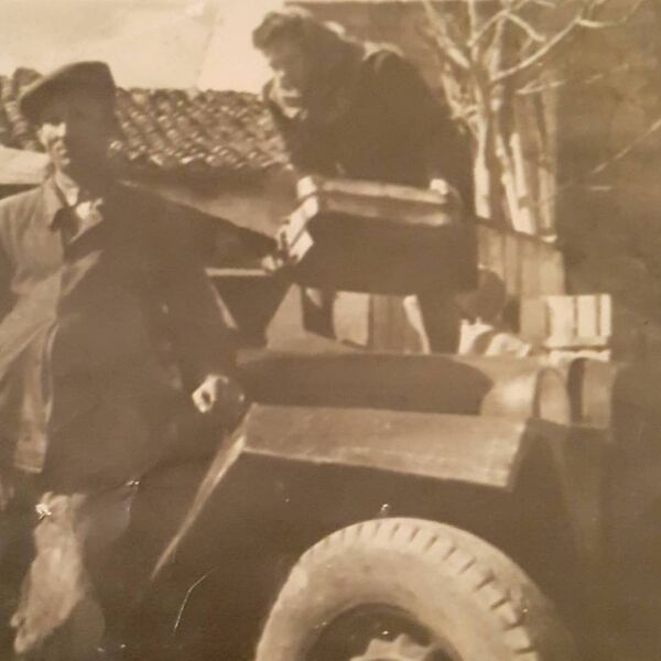 Владислав Думанов: Бабушка Мила. Всю войну за рулем полуторки на фронт грузы возила. После войны была автоинструктором в Кишиневе. Заправляет свой Газ-67. - Sputnik Молдова