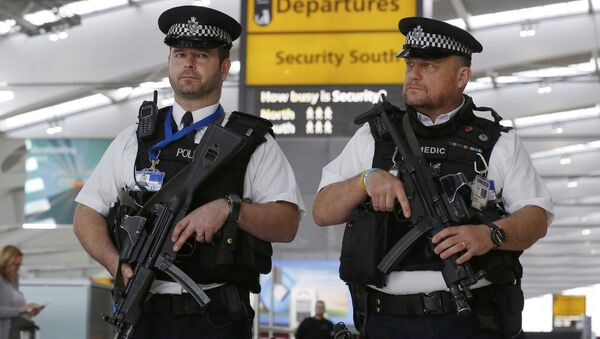 Armed police patrol at Terminal 5, Heathrow Airport in London, Britain March 22, 2016. - Sputnik Moldova-România