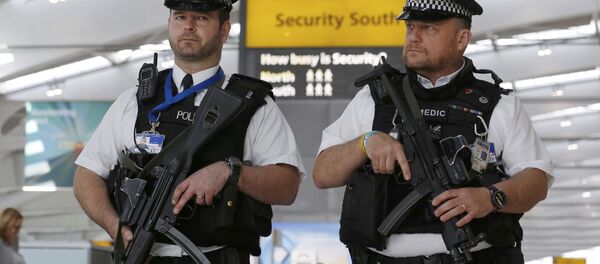 Armed police patrol at Terminal 5, Heathrow Airport in London, Britain March 22, 2016. - Sputnik Moldova-România