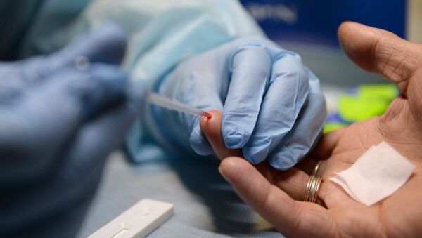 Медицинский работник производит экспресс-анализ крови. - Sputnik Молдова