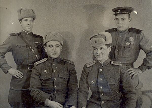 Михаил Соломонович Чернец (сидит слева) - Sputnik Молдова