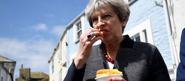 Премьер-министр Великобритании Тереза Мэй ест чипсы - Sputnik Молдова
