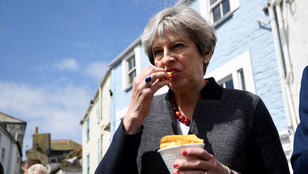 Премьер-министр Великобритании Тереза Мэй ест чипсы - Sputnik Молдова
