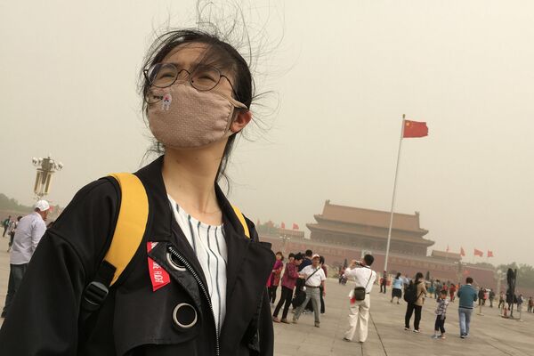 Девушка в маске от смога на площади Таньянмень в центре Пекина - Sputnik Молдова