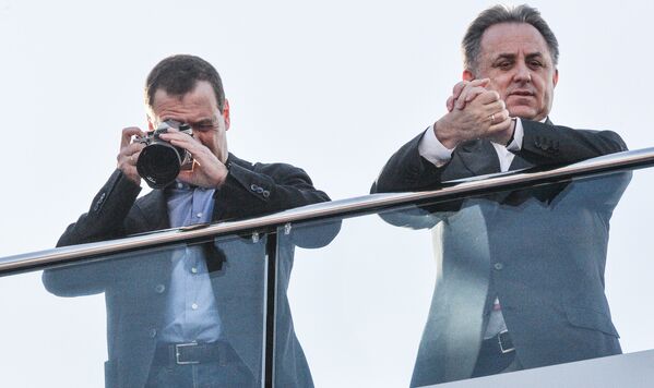 Председатель правительства РФ Дмитрий Медведев и заместитель председателя правительства РФ Виталий Мутко на автогонках Формула-1 - Sputnik Молдова