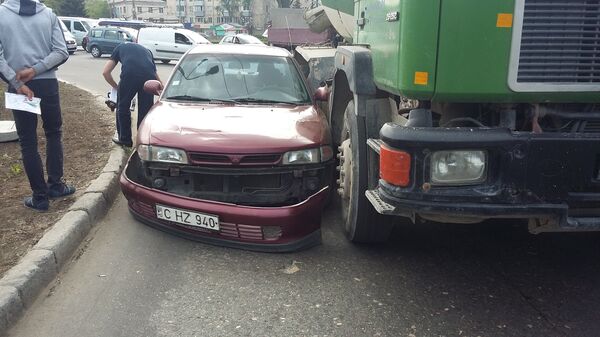 Accident rutier în Chișinău lângă universitatea Ion Creangă Accident rutier în Chișinău lângă universitatea Ion Creangă - Sputnik Moldova