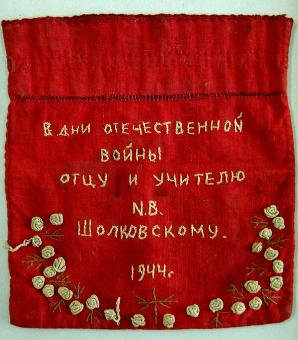 Кисет - подарок Ивану Шолковскому от Ирины Франго - Sputnik Молдова