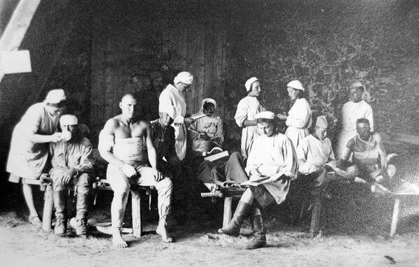 Врачи и пациенты полевого госпиталя, где во время войны служил военврач Иван Шолковский. - Sputnik Молдова