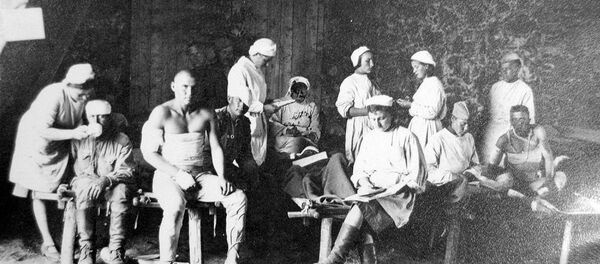 Врачи и пациенты полевого госпиталя, где во время войны служил военврач Иван Шолковский. - Sputnik Молдова