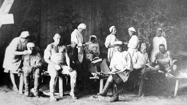 Врачи и пациенты полевого госпиталя, где во время войны служил военврач Иван Шолковский. - Sputnik Молдова