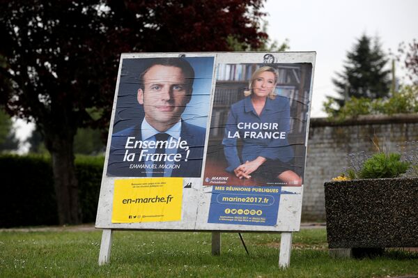 Плакаты кандидатов в президенты Франции Эммануэль Макрон и Марин Ле Пен - Sputnik Молдова