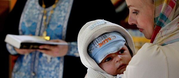 Обряд крещения младенца в храме Святителя Николая Чудотворца во Владивостоке - Sputnik Moldova